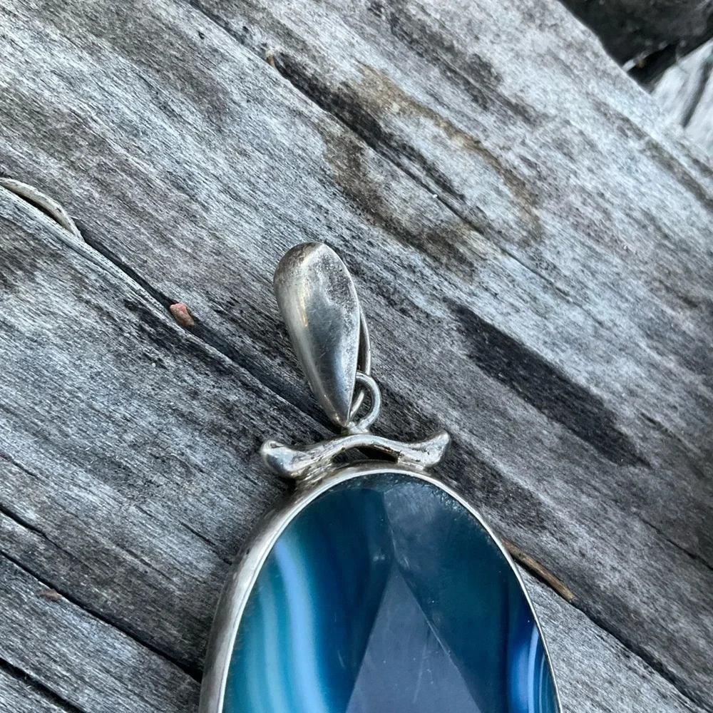 Banded Blue Agate Pendant - Picture 3 of 6